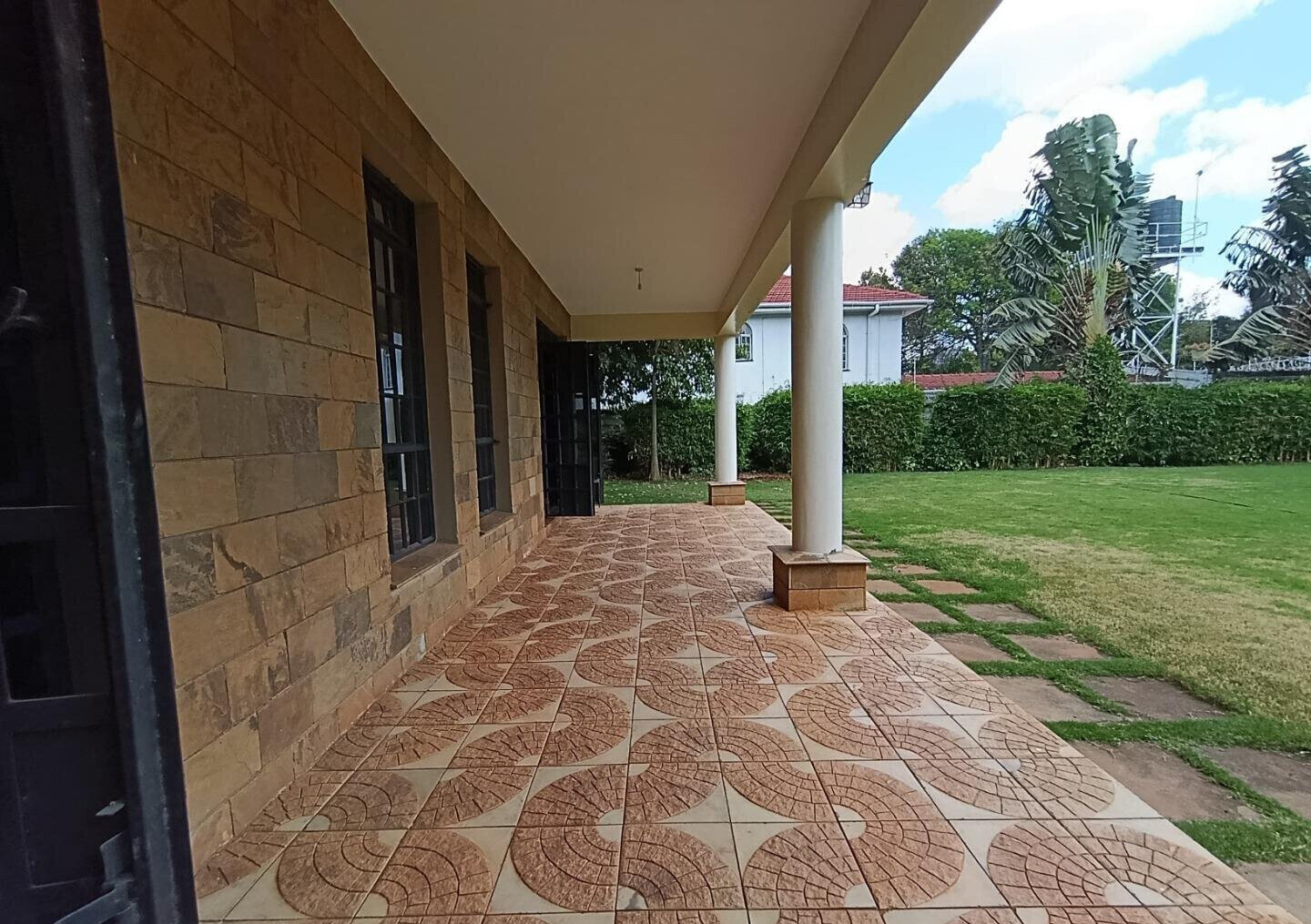 Luxury 4BR Haven with Garden