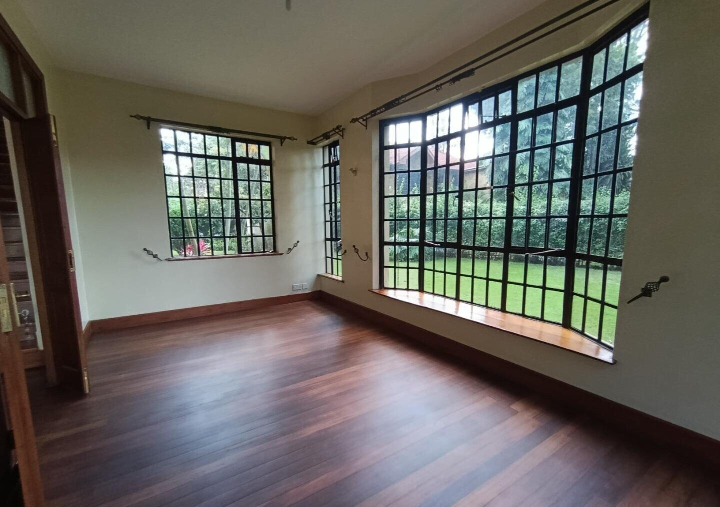 Luxury 4BR Haven with Garden