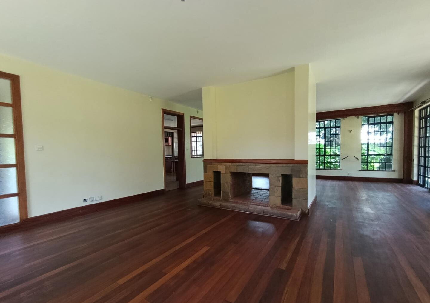 Luxury 4BR Haven with Garden