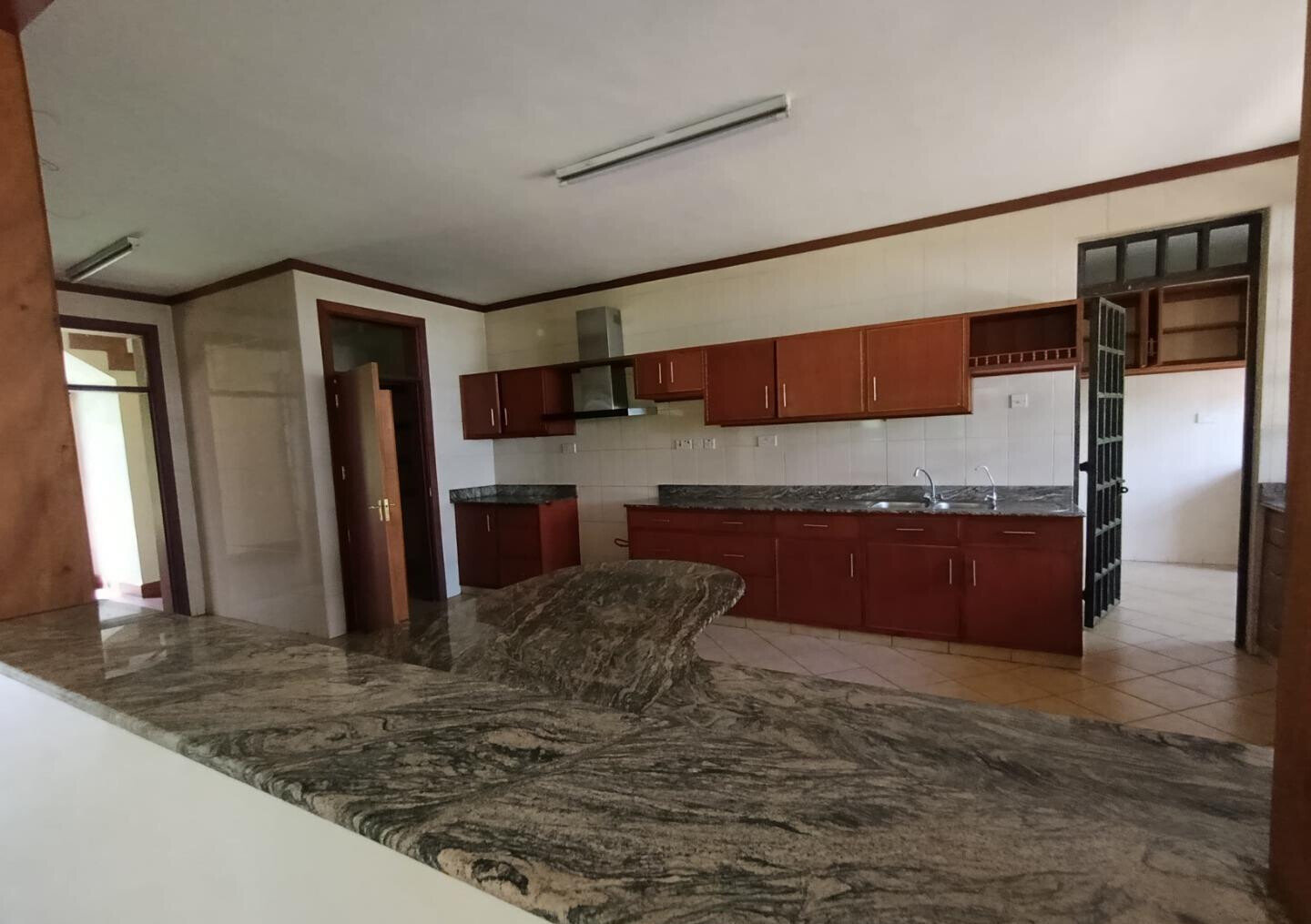 Luxury 4BR Haven with Garden