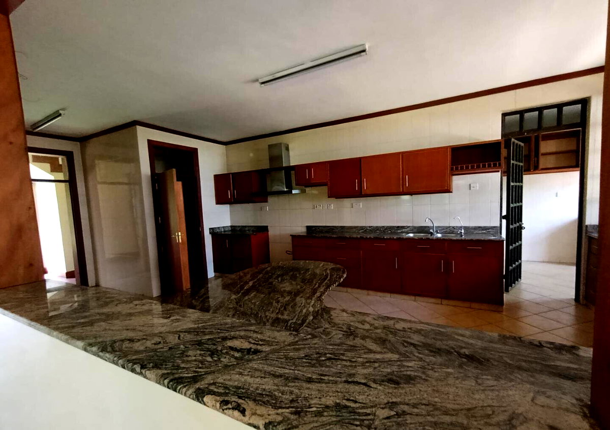 Luxury 4BR Haven with Garden