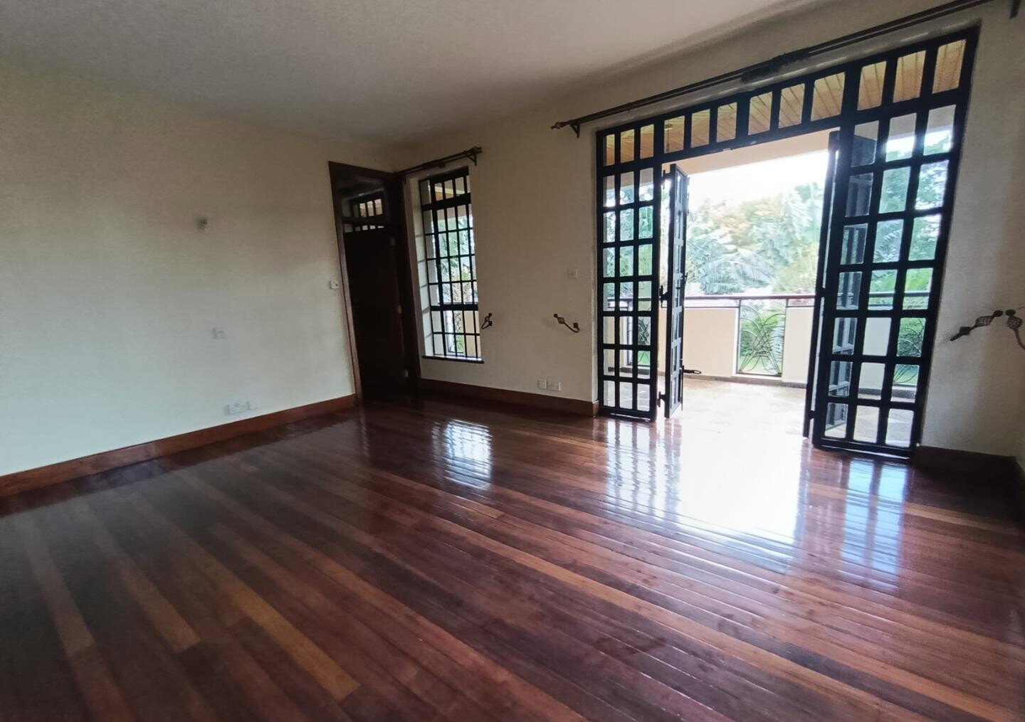 Luxury 4BR Haven with Garden