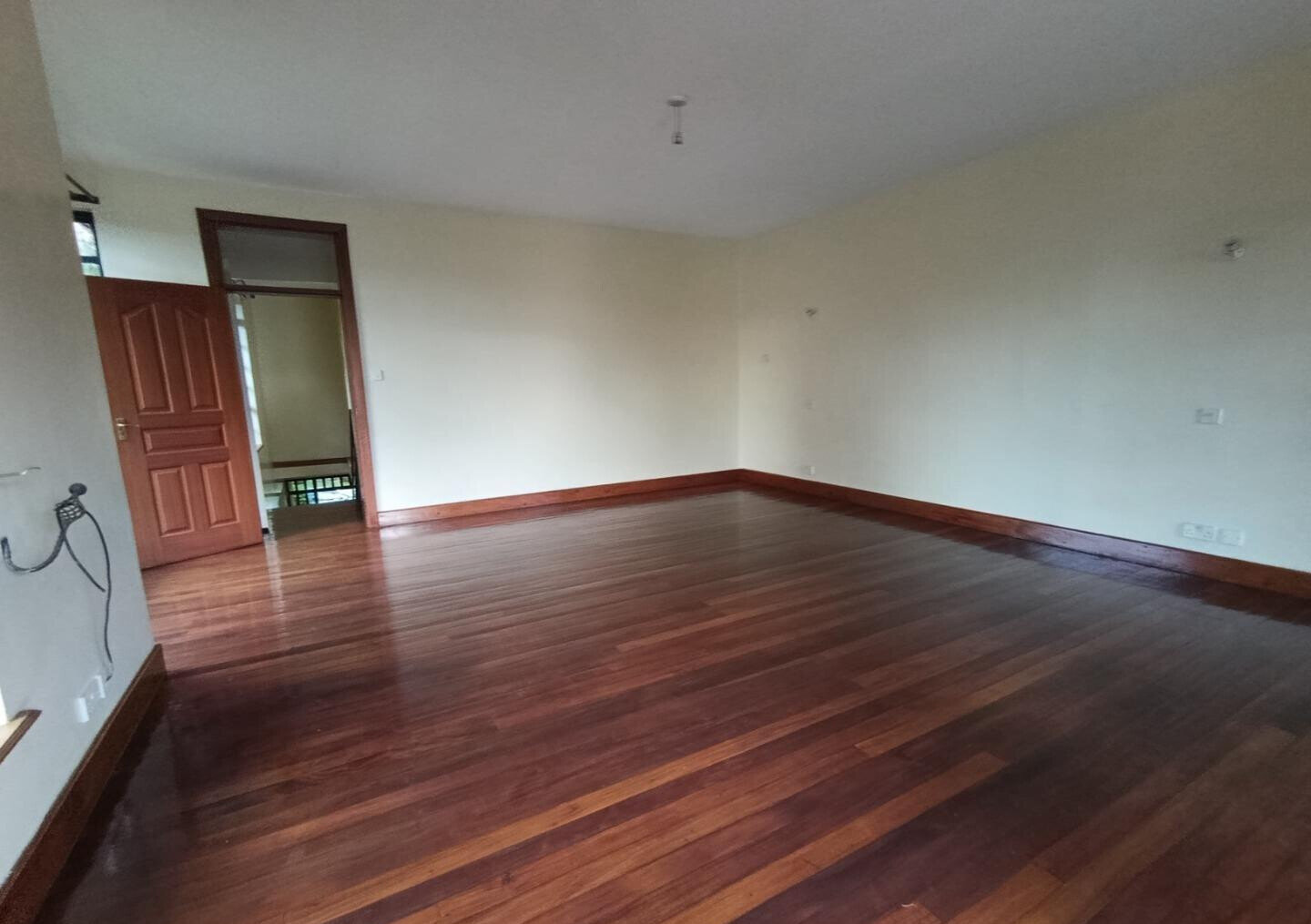 Luxury 4BR Haven with Garden