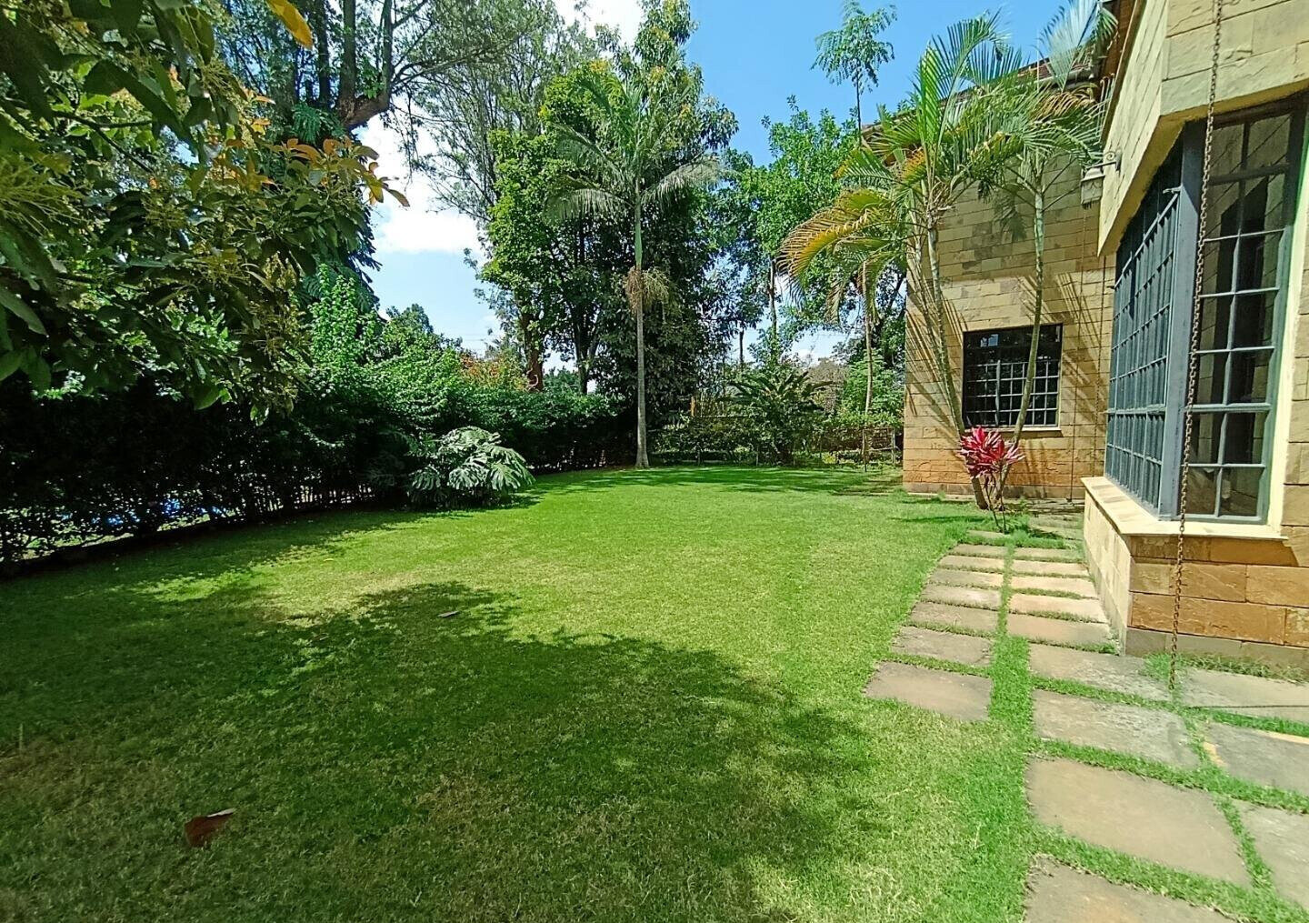 Luxury 4BR Haven with Garden