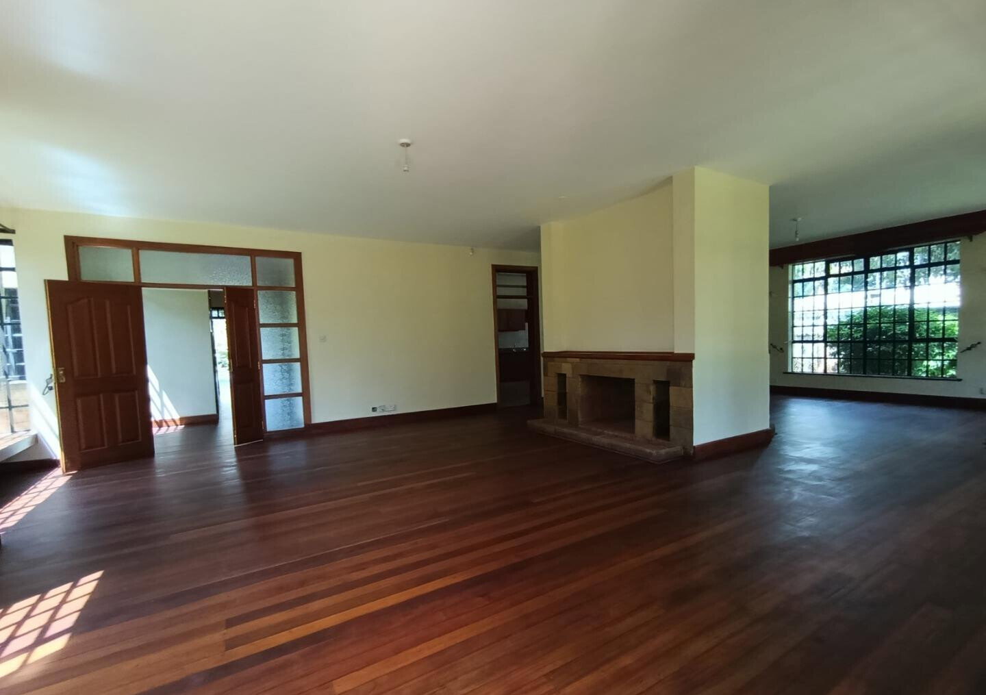 Luxury 4BR Haven with Garden