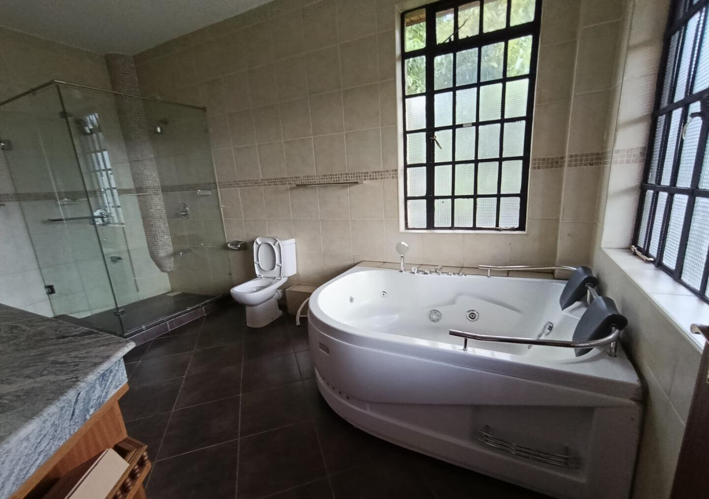 Luxury 4BR Haven with Garden