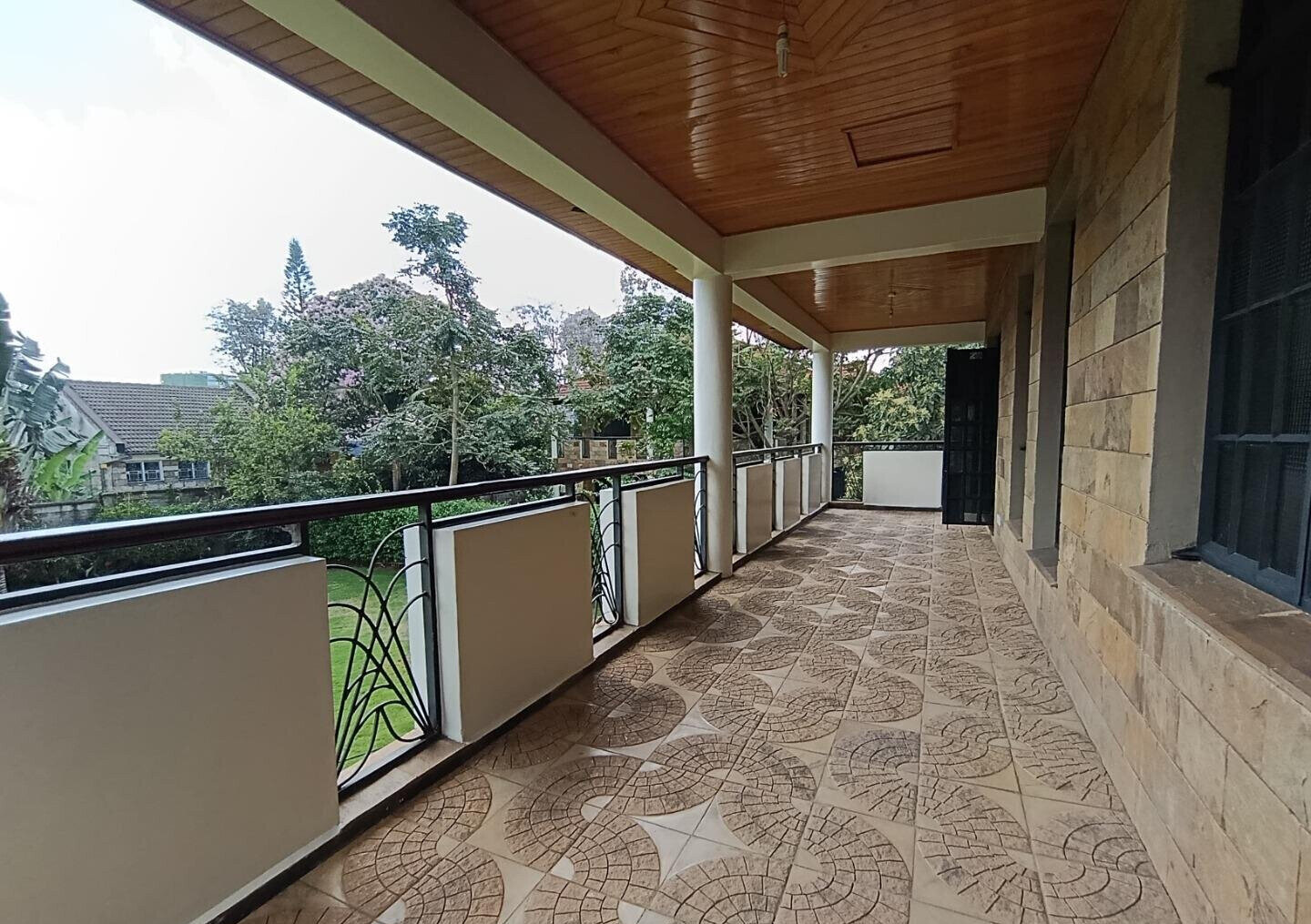Luxury 4BR Haven with Garden