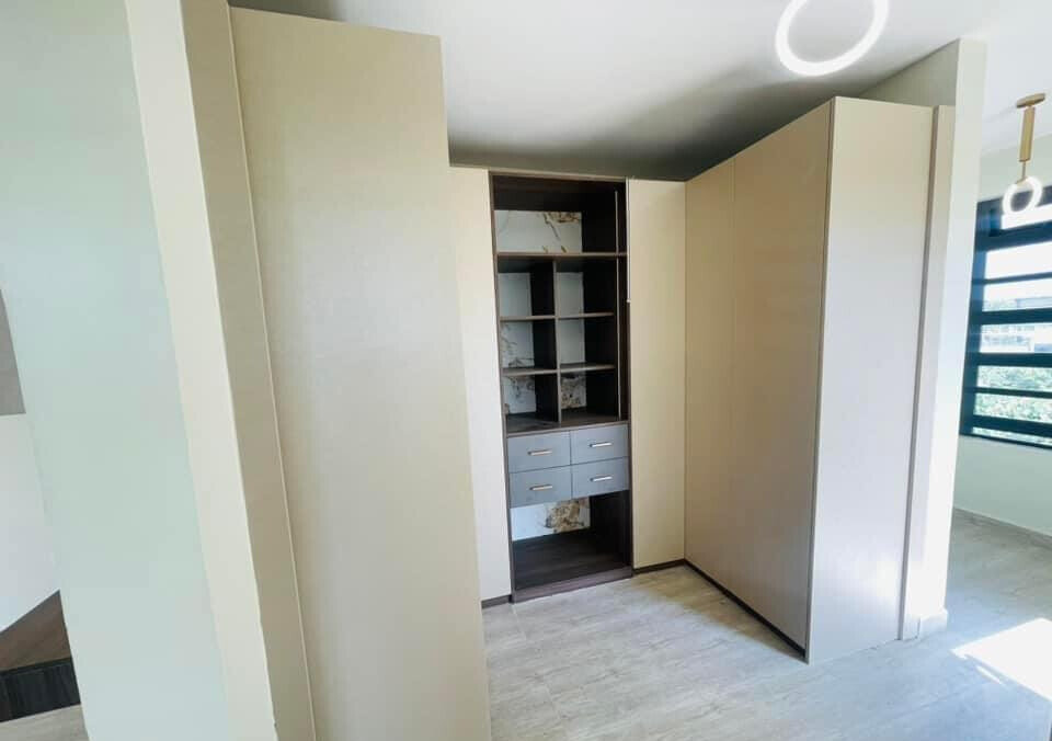 4BR Townhouse with Private Office & Roof Terrace - Kamakis
