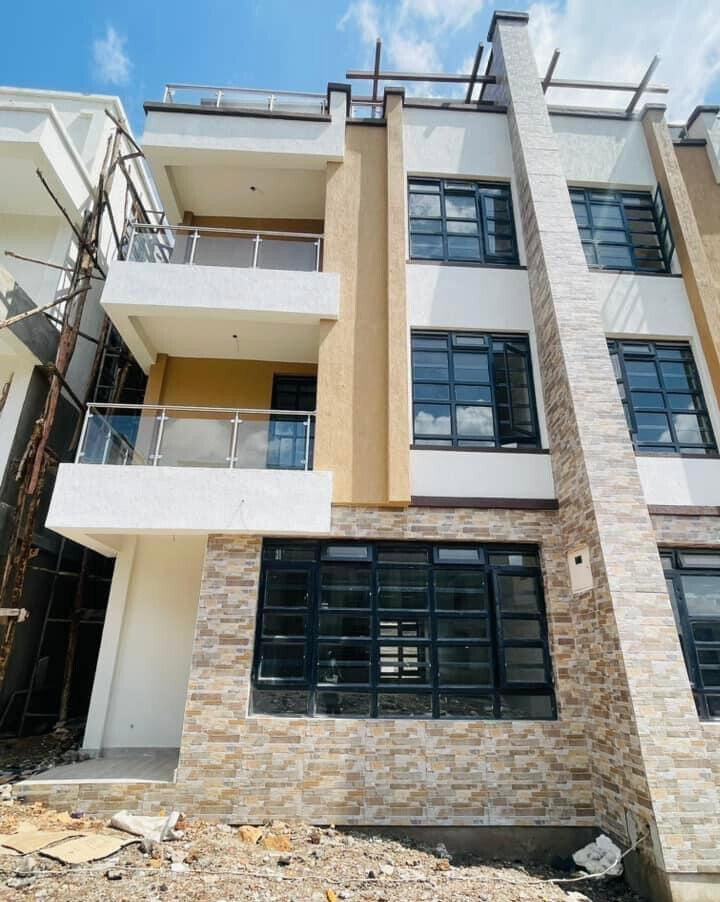 4BR Townhouse with Private Office & Roof Terrace - Kamakis