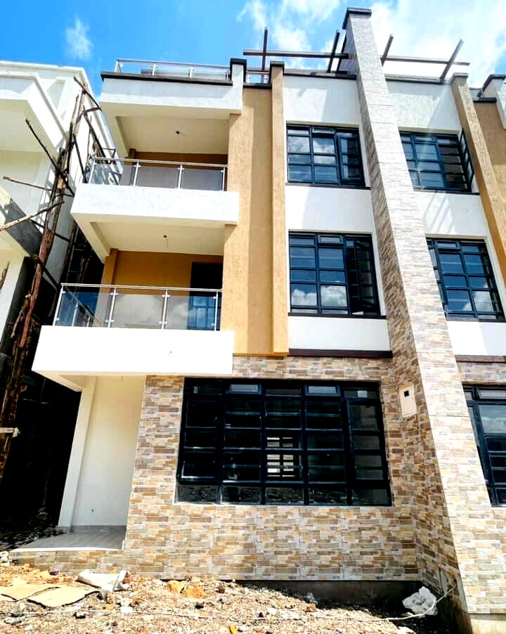 4BR Townhouse with Private Office & Roof Terrace - Kamakis
