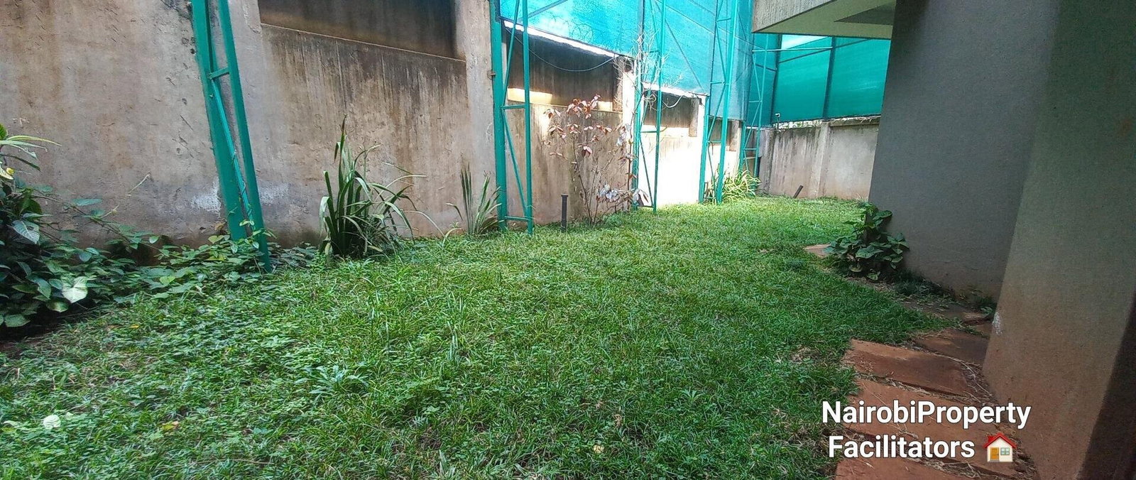 4BR Townhouse with Rooftop Views & Mature Garden - Lavington