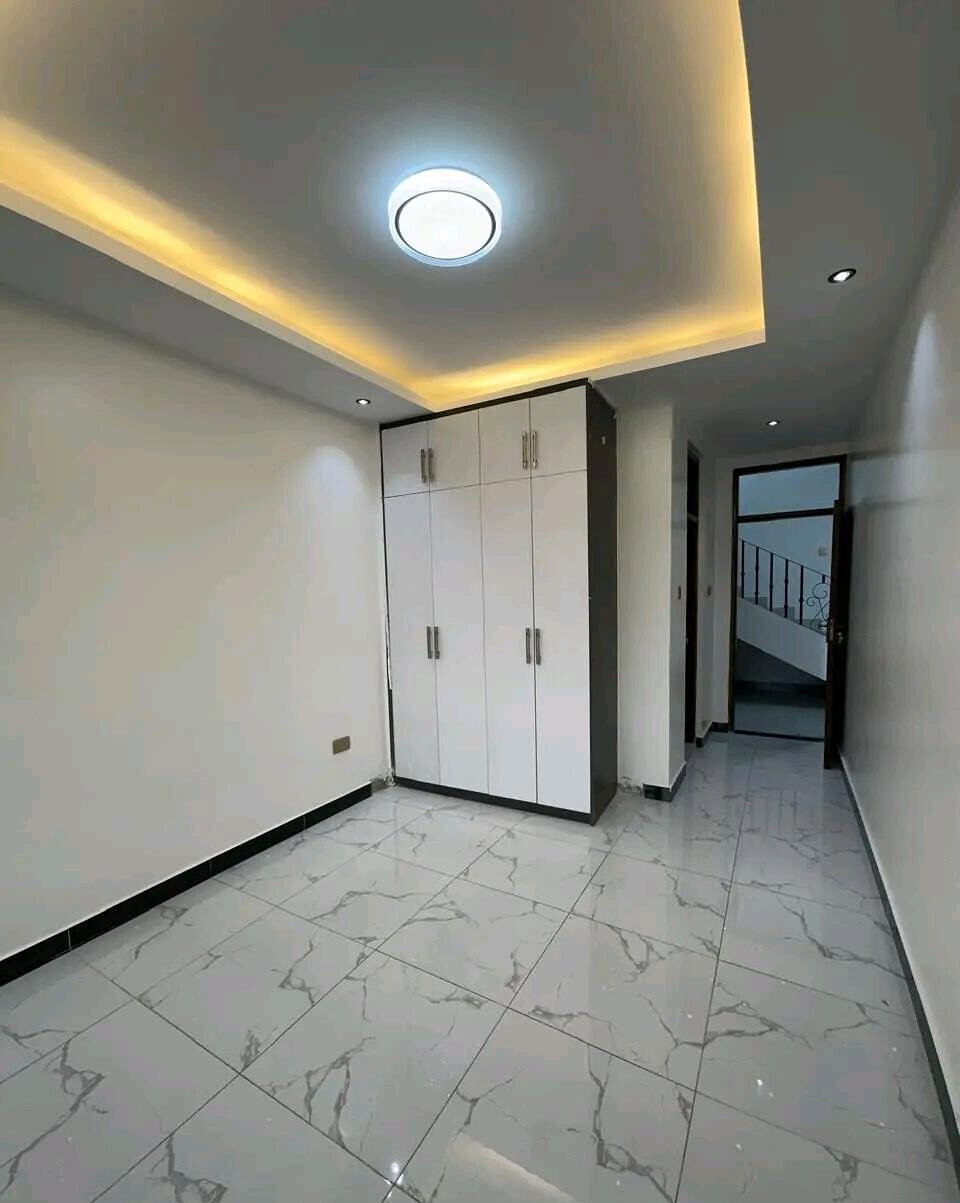5-Bedroom All-Ensuite Townhouse with Study & Rooftop Terrace - Utawala