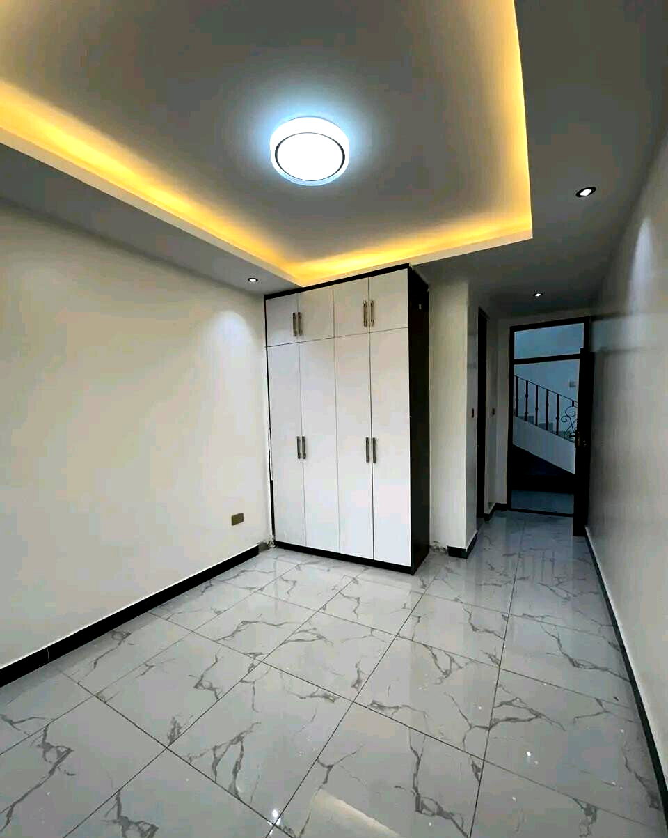 5-Bedroom All-Ensuite Townhouse with Study & Rooftop Terrace - Utawala