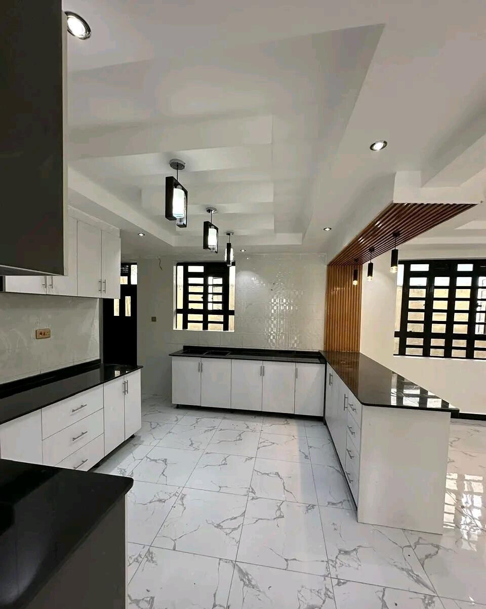 5-Bedroom All-Ensuite Townhouse with Study & Rooftop Terrace - Utawala