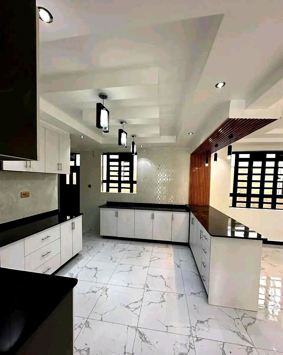 5-Bedroom All-Ensuite Townhouse with Study & Rooftop Terrace - Utawala