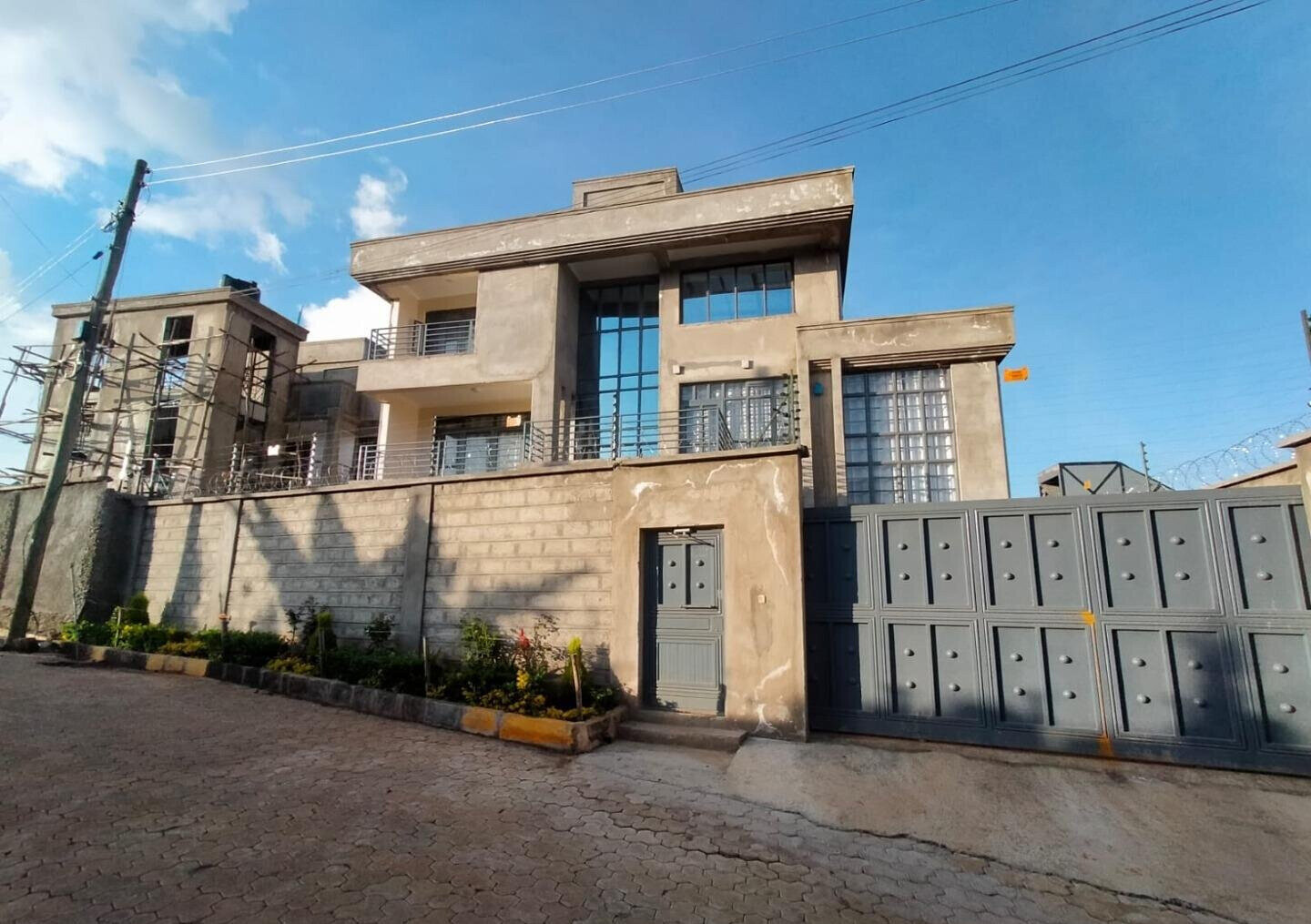 5-Ensuite Townhouse with DSQ & Sunken Lounge – Kerarapon Karen