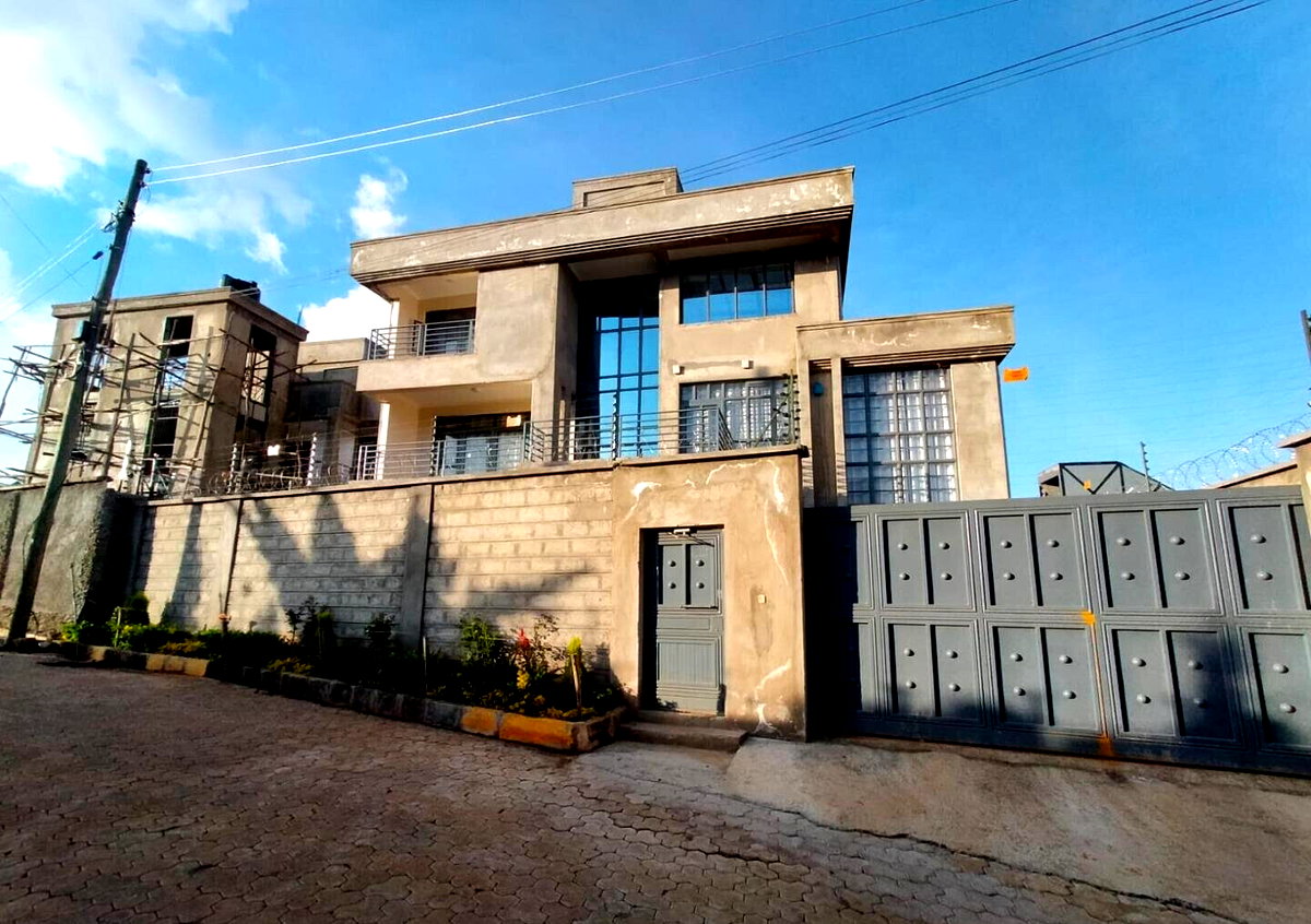 5-Ensuite Townhouse with DSQ & Sunken Lounge – Kerarapon Karen