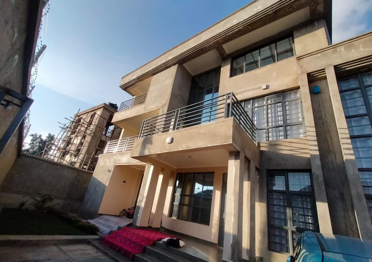 5-Ensuite Townhouse with DSQ & Sunken Lounge – Kerarapon Karen