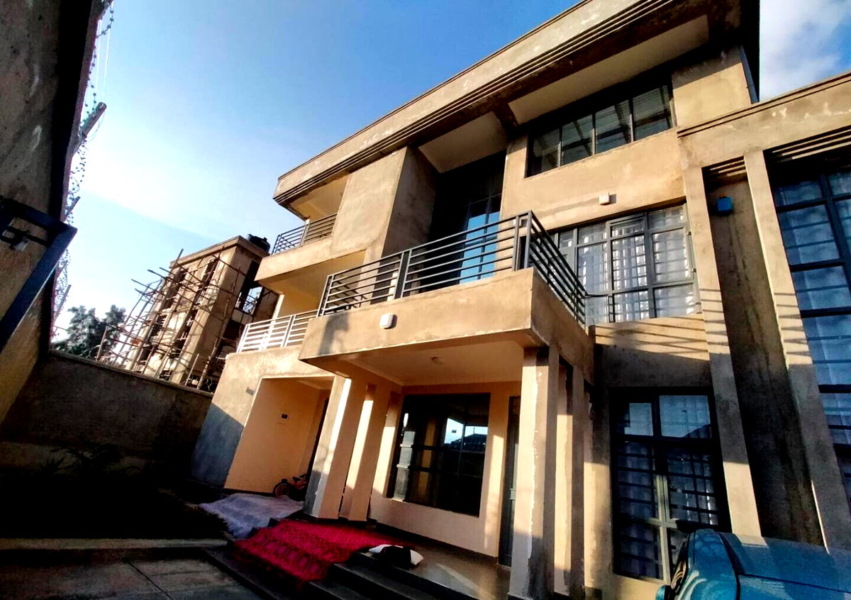 5-Ensuite Townhouse with DSQ & Sunken Lounge – Kerarapon Karen