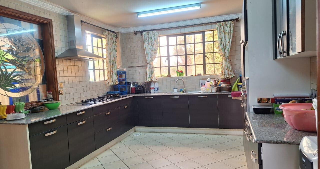 5-Ensuite Townhouse with Fireplace & Private Garden - Lavington