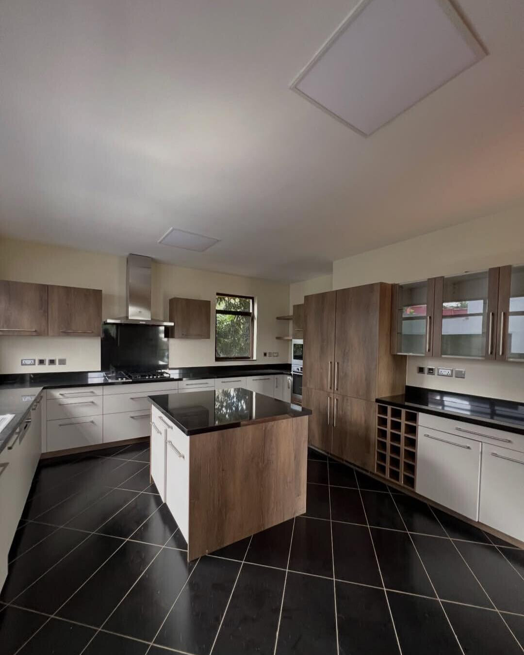 5-Ensuite Townhouse with Rooftop Terrace & DSQ - Lavington