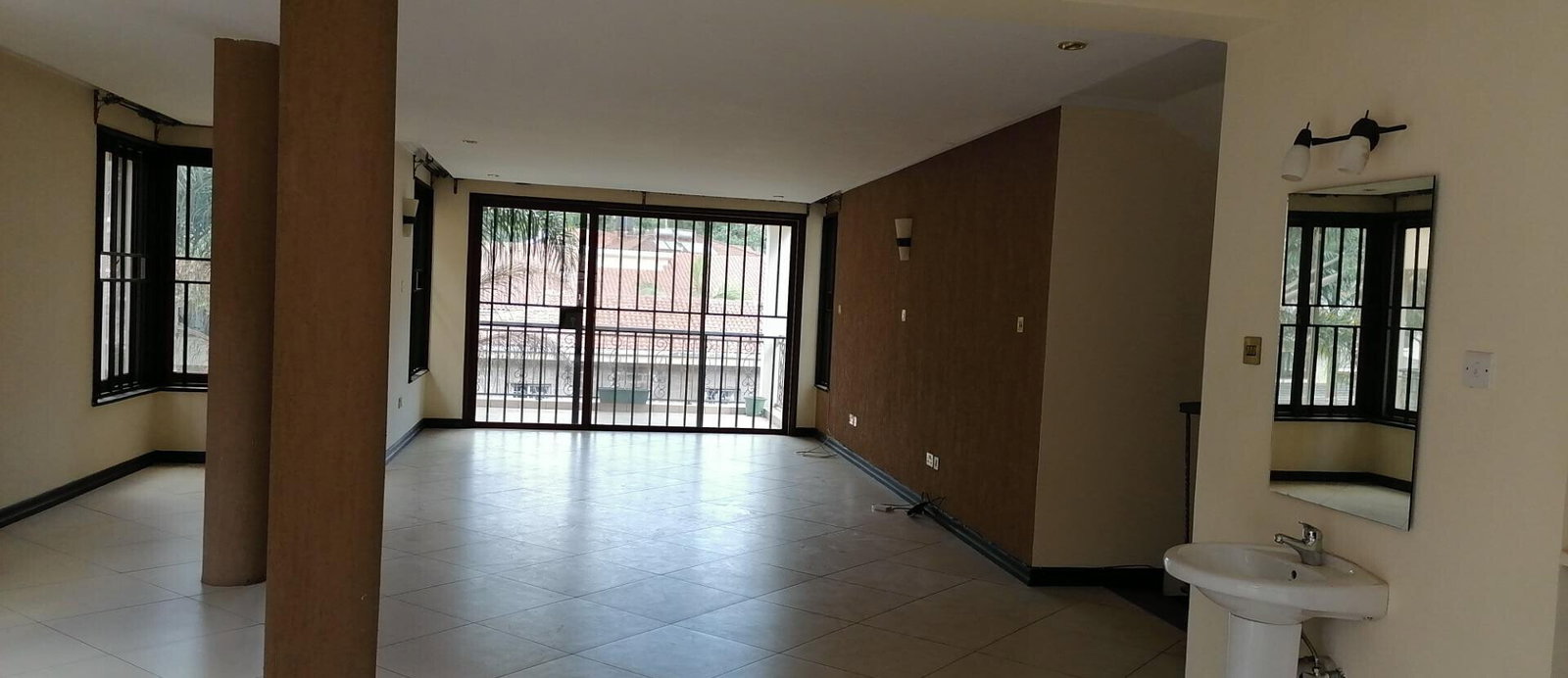 5-Ensuite Townhouse with Mature Garden & DSQ - Spring Valley