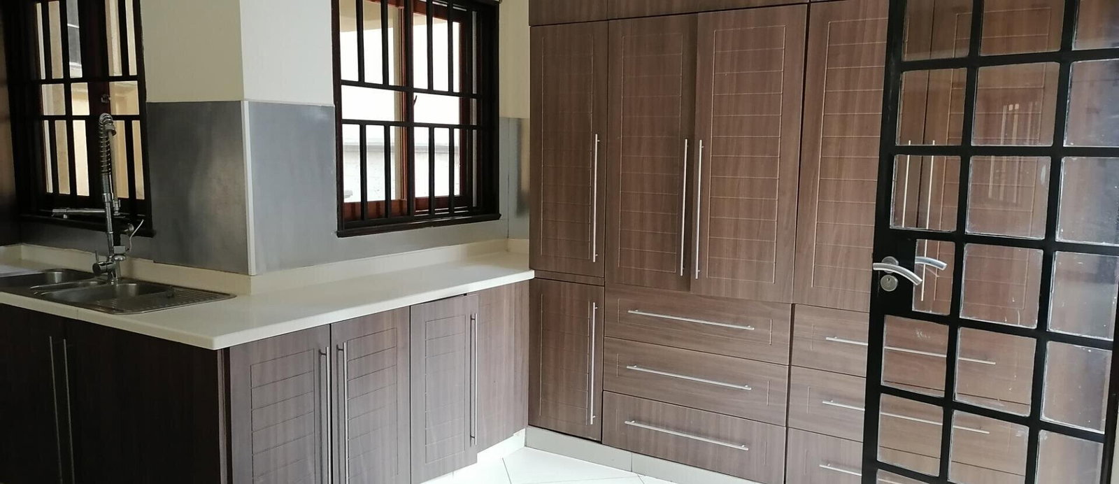 5-Ensuite Townhouse with Mature Garden & DSQ - Spring Valley