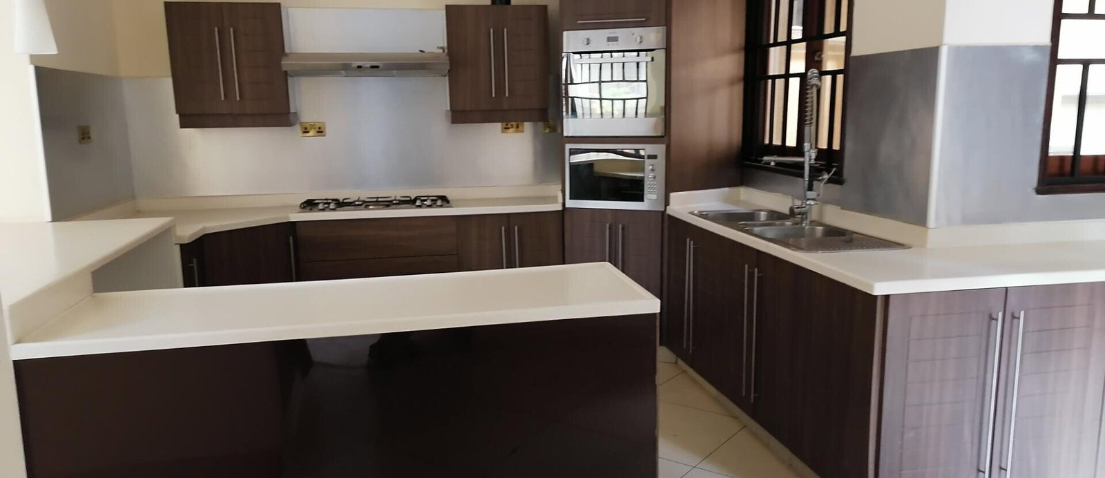 5-Ensuite Townhouse with Mature Garden & DSQ - Spring Valley