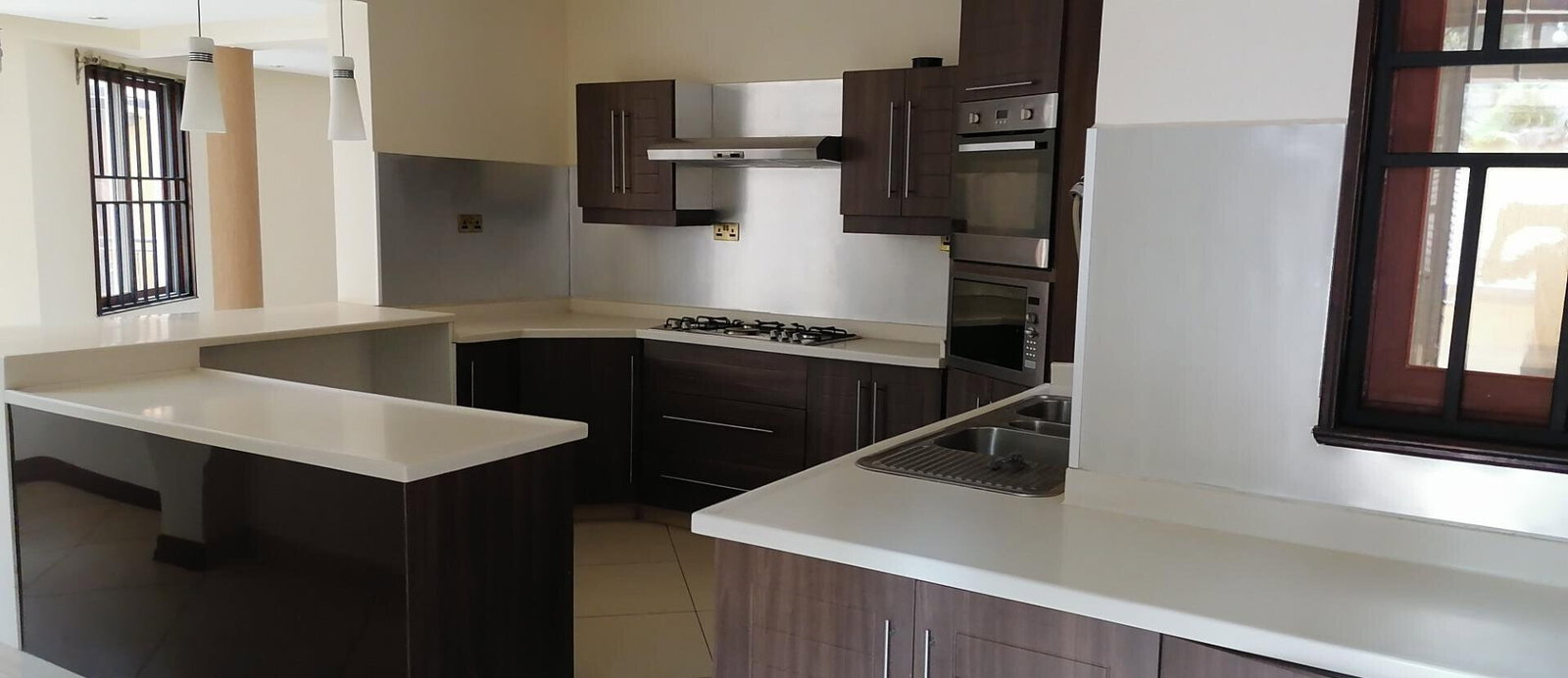 5-Ensuite Townhouse with Mature Garden & DSQ - Spring Valley