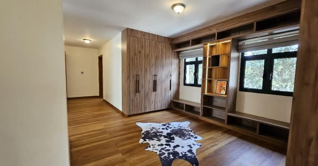 Ultra-Modern 5BR All-Ensuite Townhouse on Half-Acre - Old Runda