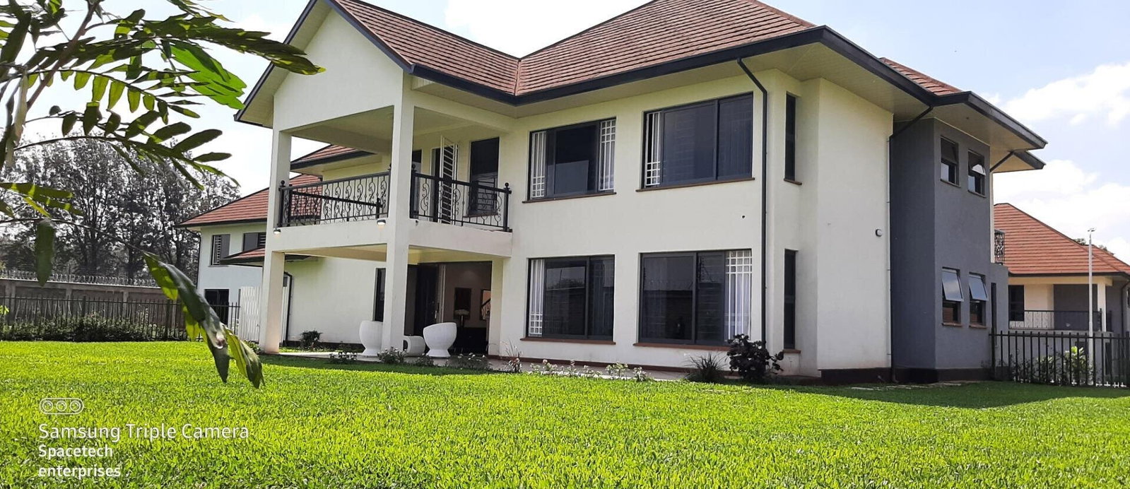 4BR All-Ensuite Townhouse with Study & DSQ - Runda