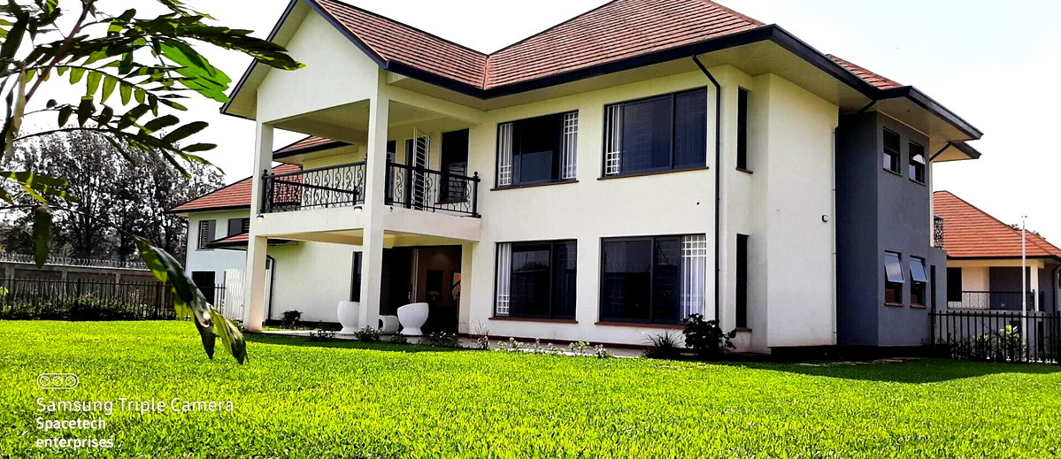 4BR All-Ensuite Townhouse with Study & DSQ - Runda