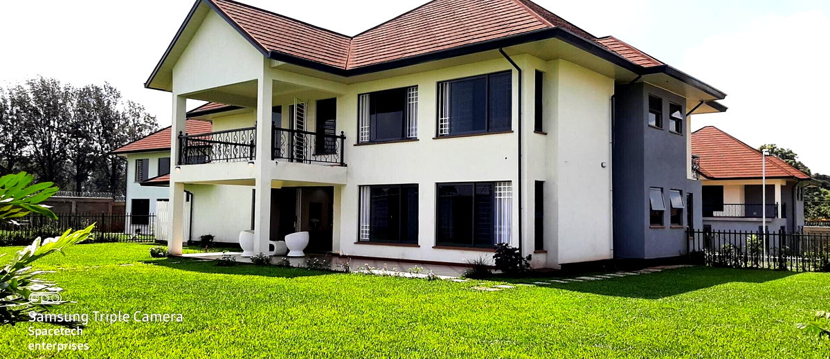 4BR All-Ensuite Townhouse with Study & DSQ - Runda