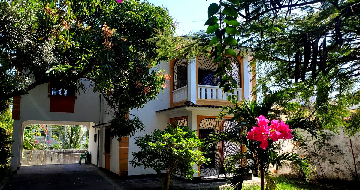 3BR Townhouse with Private Courtyard & Parking - Nyali