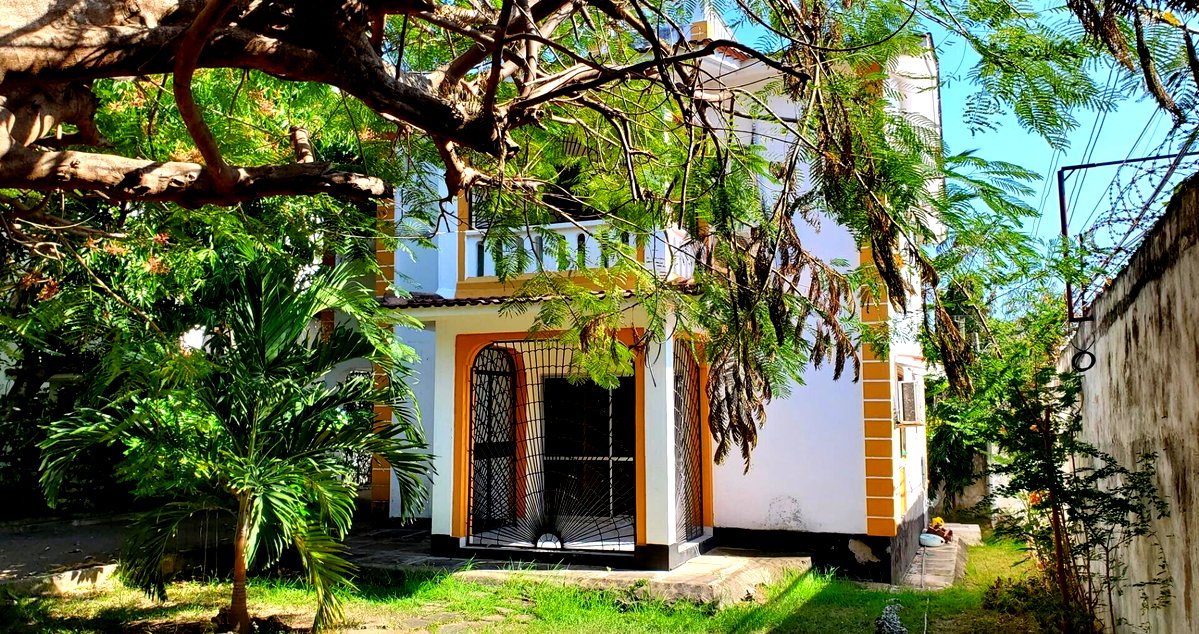 3BR Townhouse with Private Courtyard & Parking - Nyali