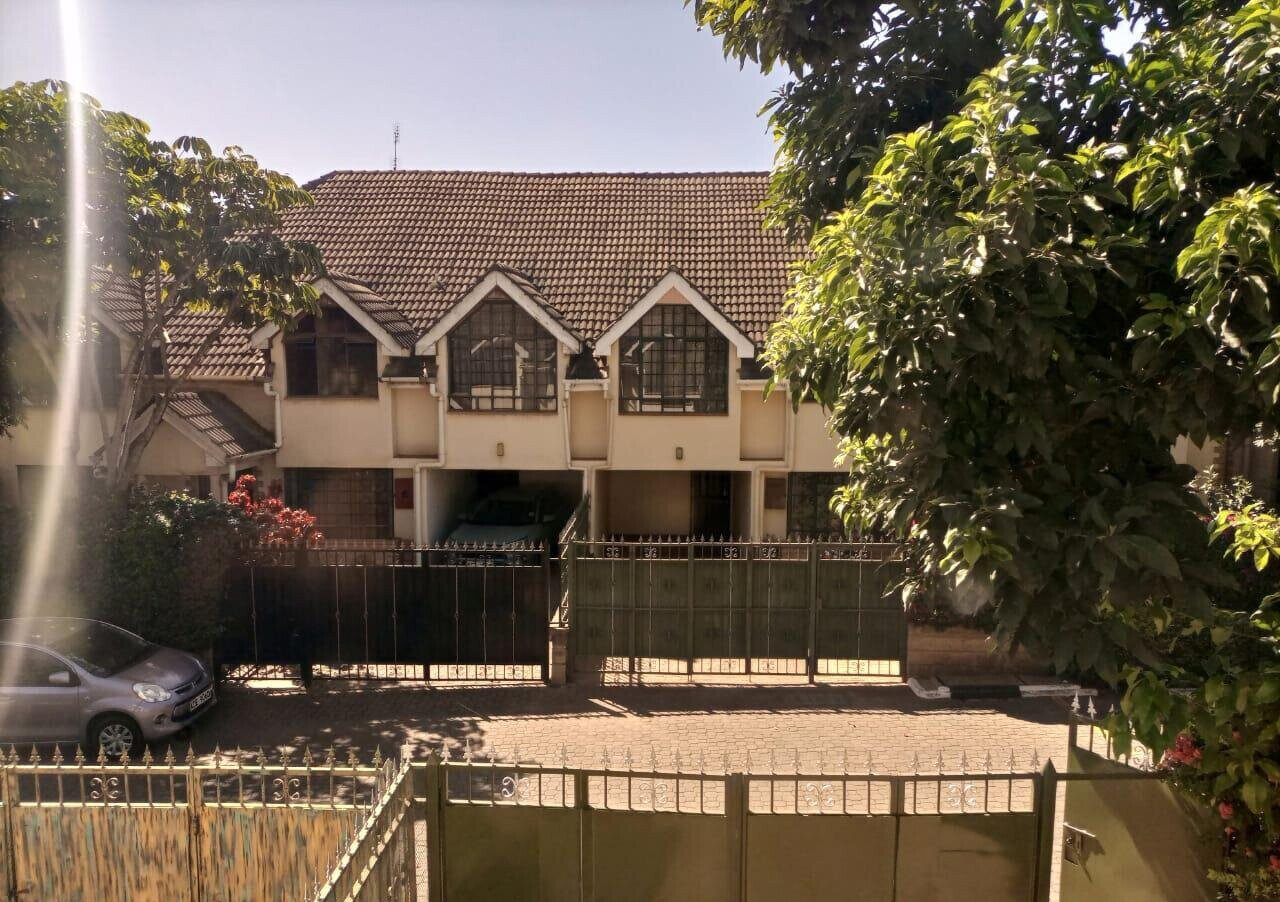 5-Ensuite Townhouse with Pool & Staff Quarters - Lavington