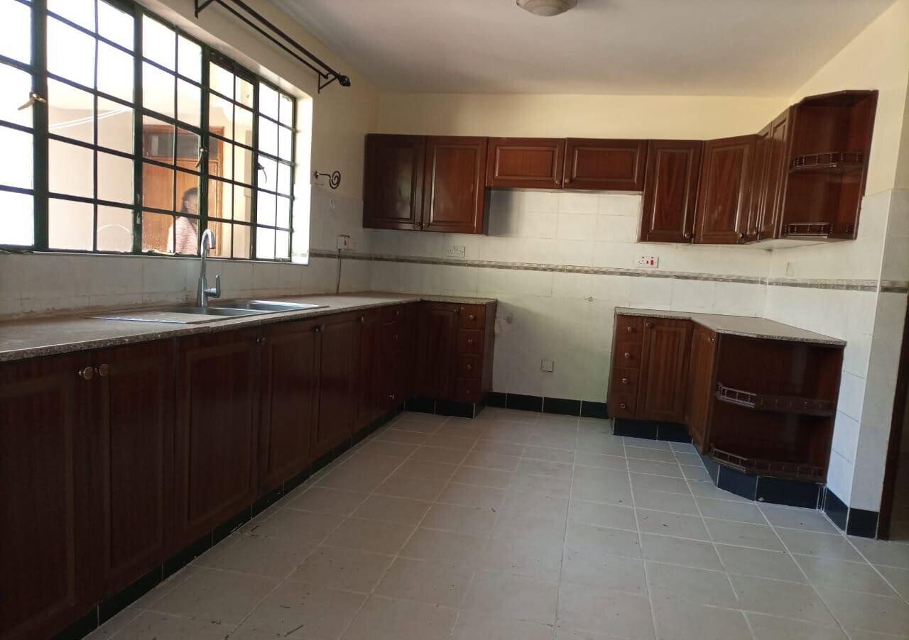 5-Ensuite Townhouse with Pool & Staff Quarters - Lavington