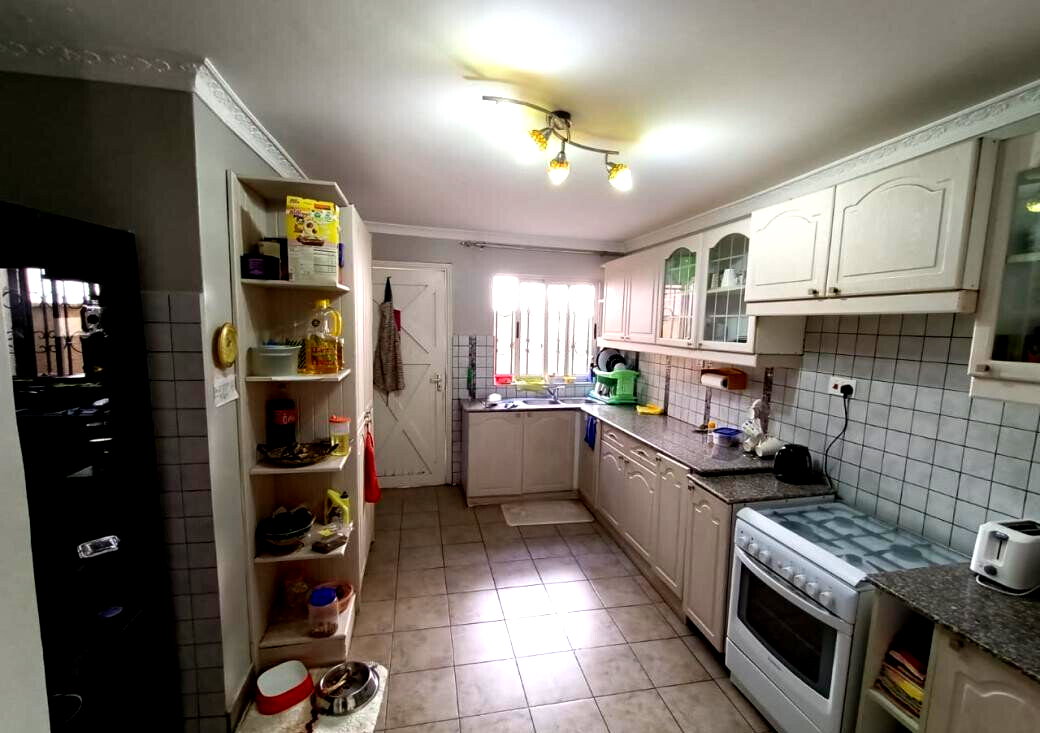 Refurbished 4-Bed Maisonette with DSQ & Wooden Floors - Lavington