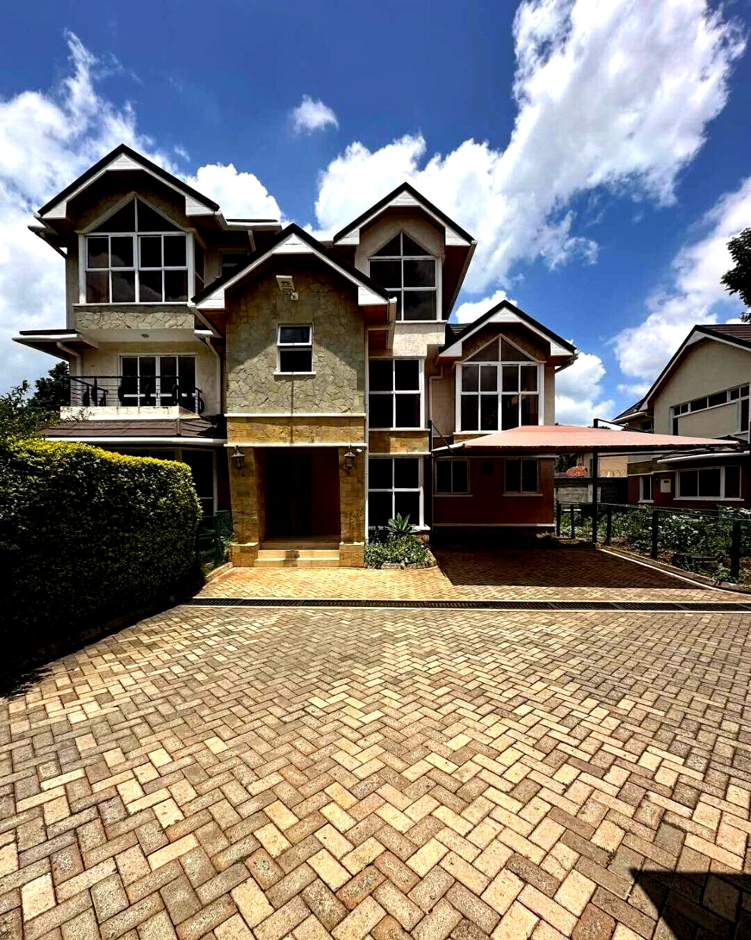 5-Ensuite Family Home with Fireplace & Garden - Lavington