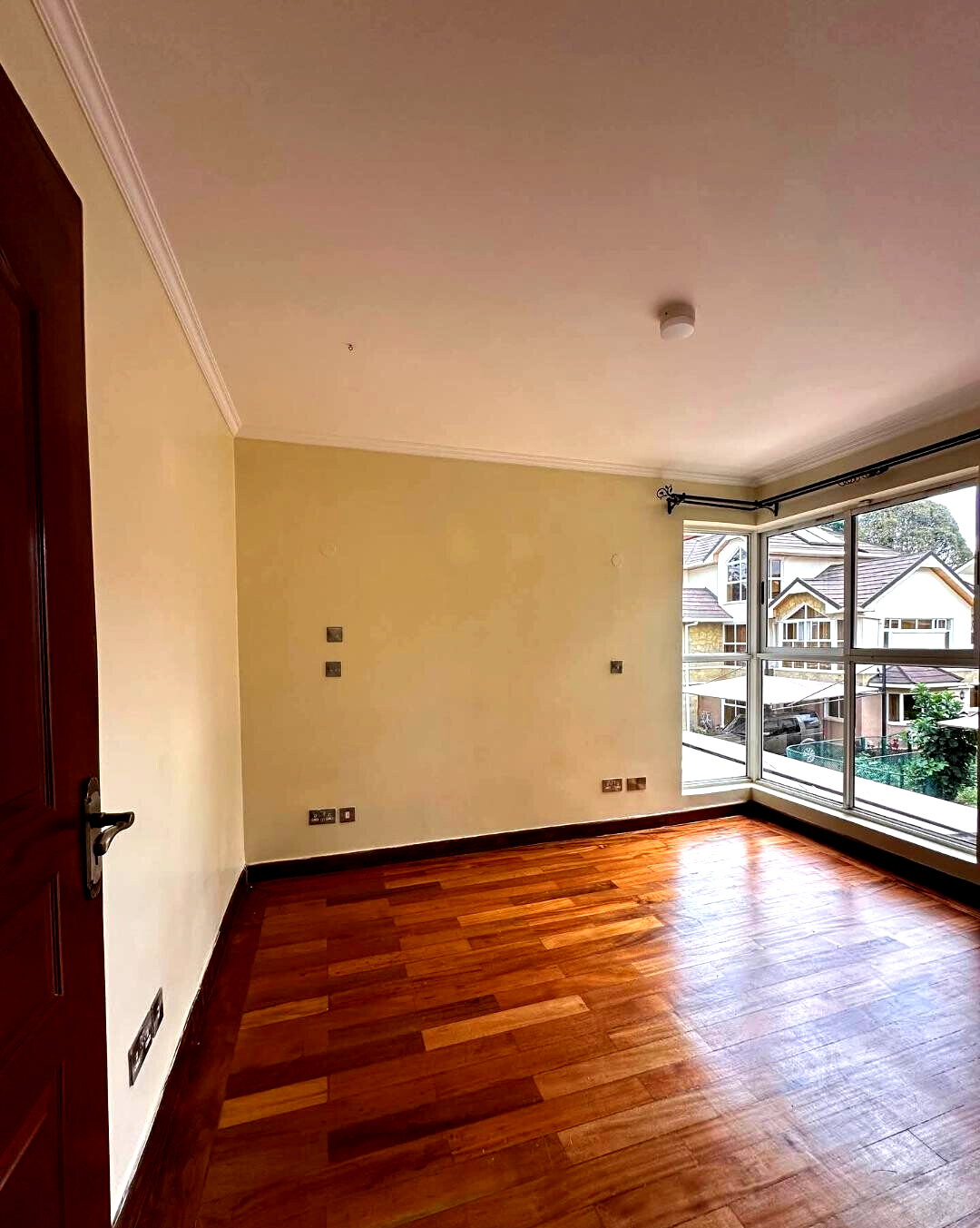 5-Ensuite Family Home with Fireplace & Garden - Lavington
