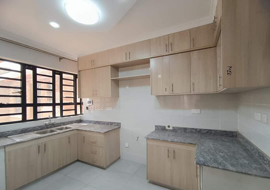 4BR All-Ensuite Townhouse with Sunken Lounge & Ready Title - Membley