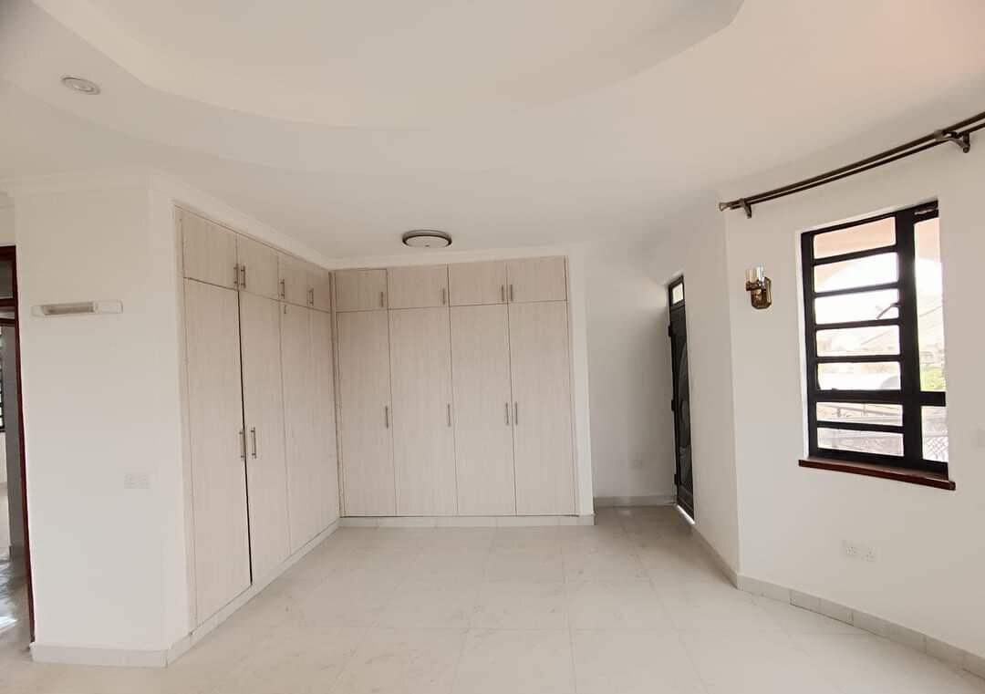 4BR All-Ensuite Townhouse with Sunken Lounge & Ready Title - Membley