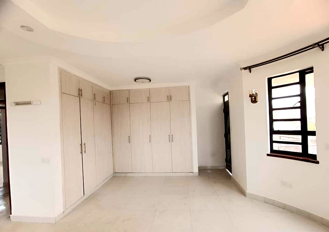 4BR All-Ensuite Townhouse with Sunken Lounge & Ready Title - Membley