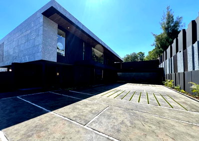 Half-Acre Townhouse with Heated Pool & Servant's Quarter - Kitisuru