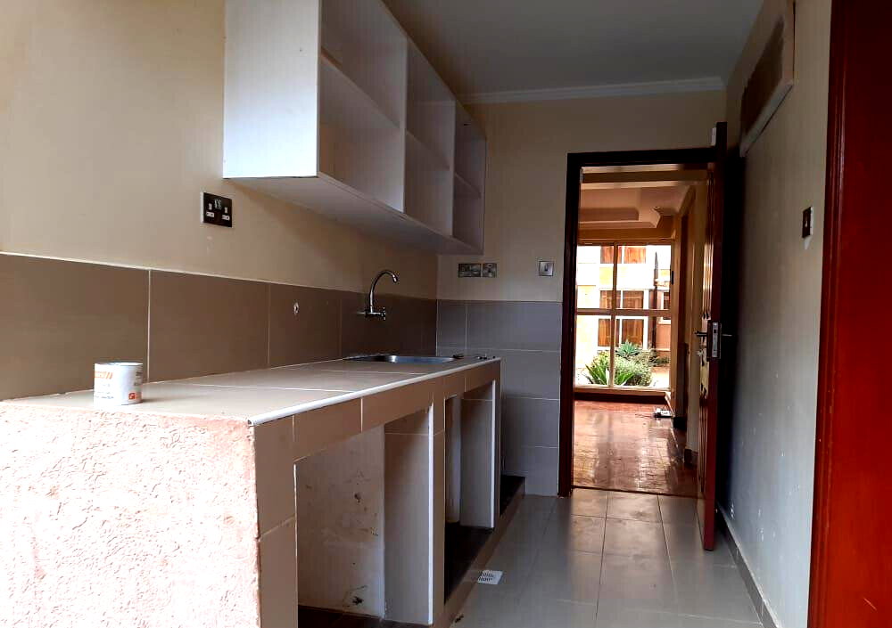 5-Ensuite Townhouse with Private Garden & Fireplace - Lavington