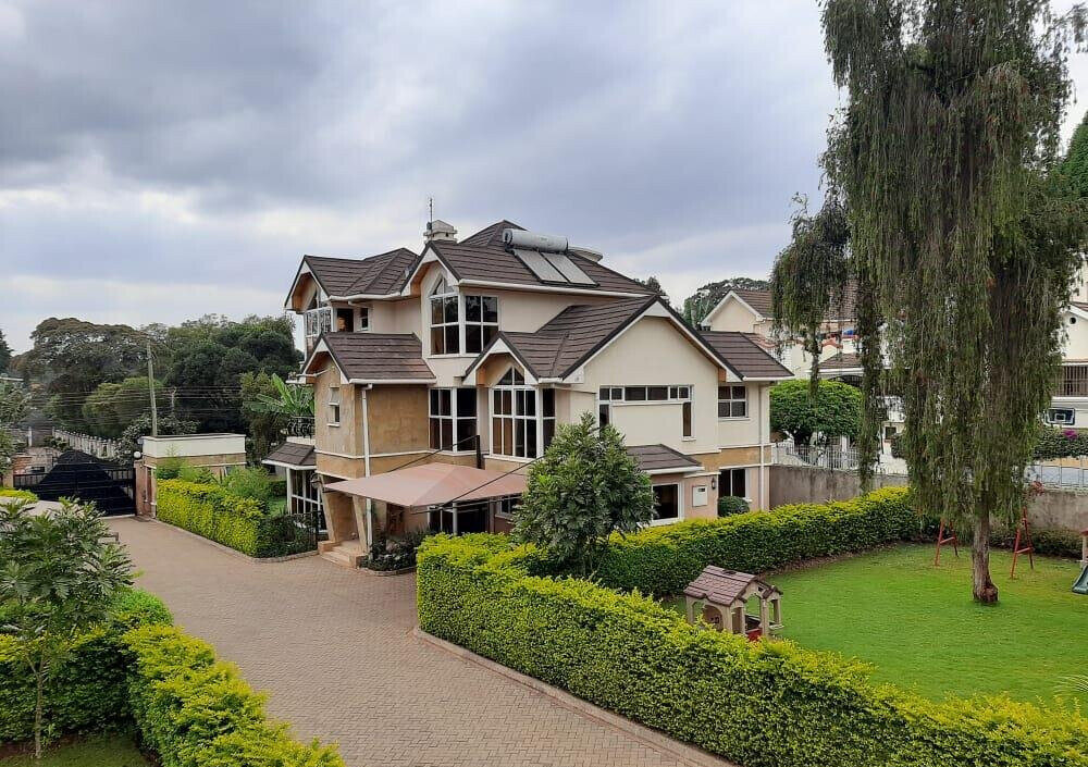5-Ensuite Townhouse with Private Garden & Fireplace - Lavington