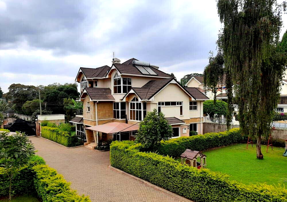 5-Ensuite Townhouse with Private Garden & Fireplace - Lavington
