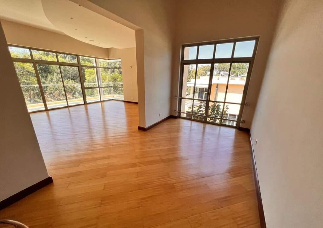 5-Ensuite Contemporary Villa with DSQ & 24-Hour Video Security – Karen