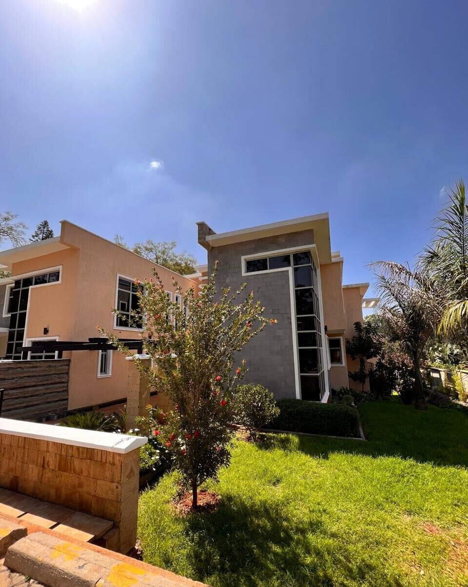 5-Ensuite Contemporary Villa with DSQ & 24-Hour Video Security – Karen