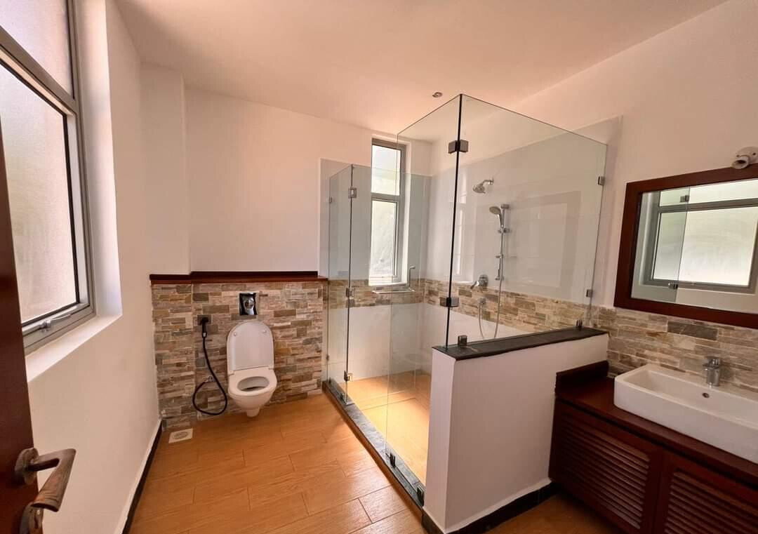 5-Ensuite Contemporary Villa with DSQ & 24-Hour Video Security – Karen